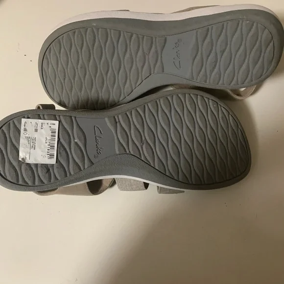 Gray women’s sandals size 7 made by Clark’s - Picture 3 of 3